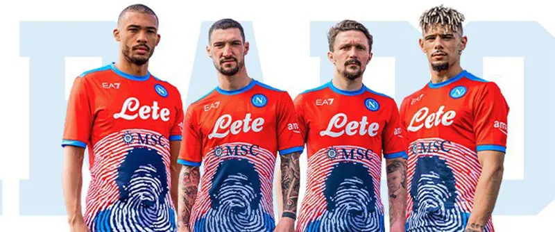 Jugadores del Napoli posan con la nueva camiseta
