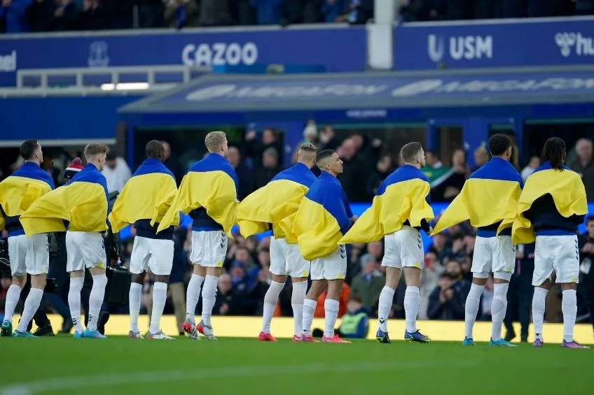 Jugadores del Everton con la bandera de Ucrania