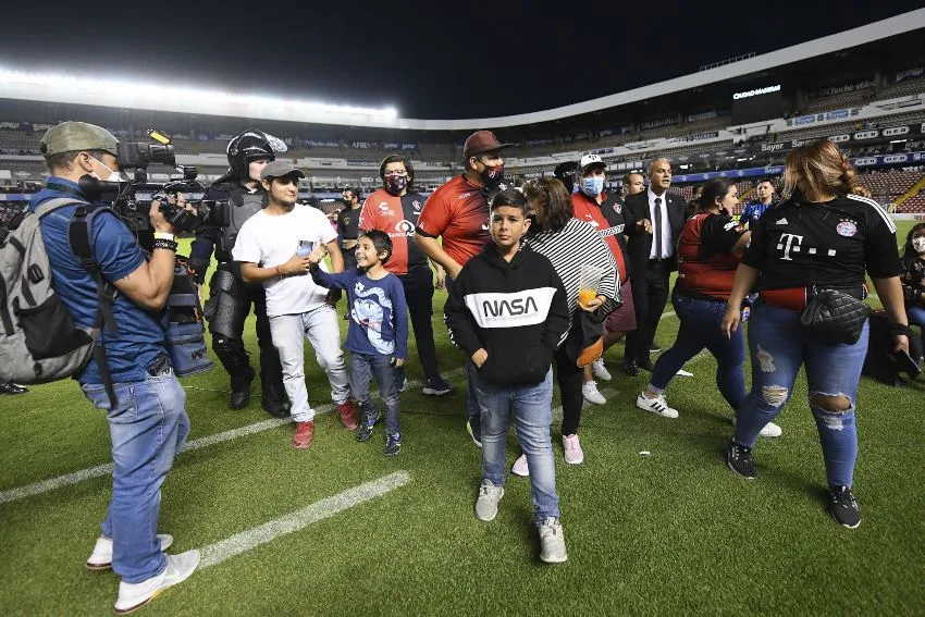 MEXSPORT Aficionados buscando refugio en la Corregidora