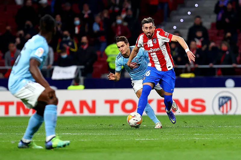 Héctor Herrera durante un duelo con el Atlético