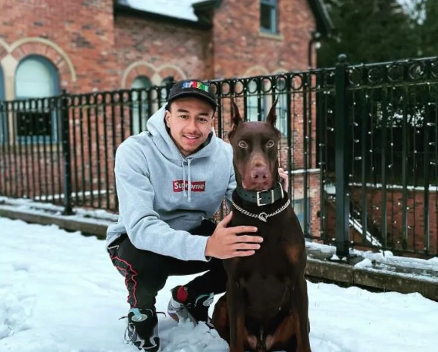 INSTAGRAM @jesselingard Lingard con su perro afuera de su mansión