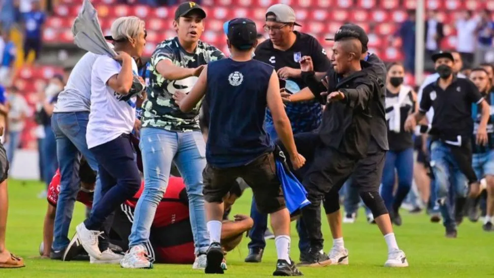 Aficionados invadieron el cancha de la Corregidora