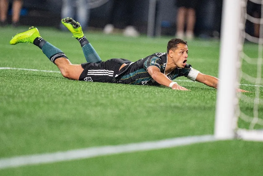 AP Javier Hernández tras fallar una clara de gol