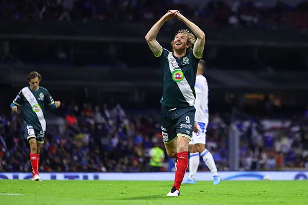 Fernando Aristeguieta festeja uno de sus goles