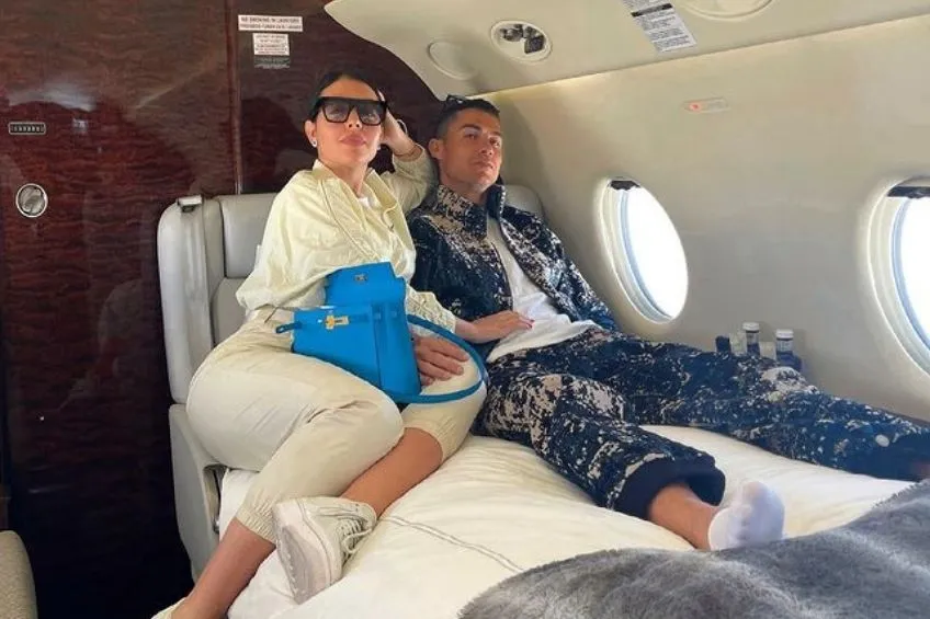 Cristiano Ronaldo y Georgina Rodríguez en el avión