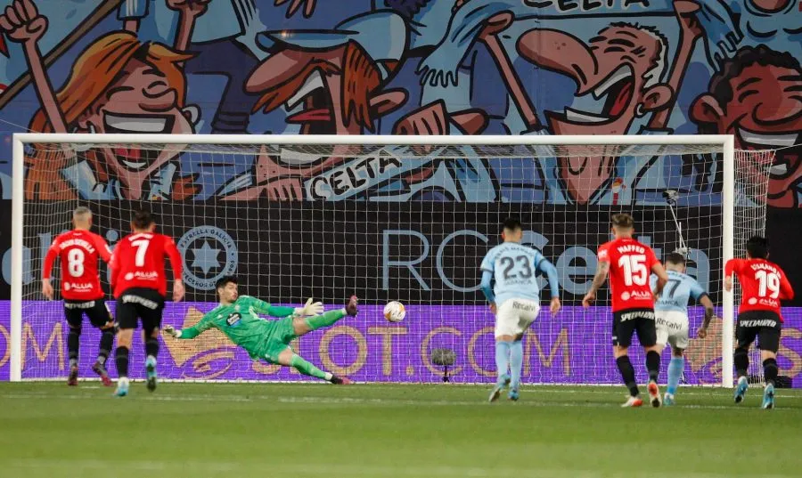 Aspas acierta el disparo de los once pasos