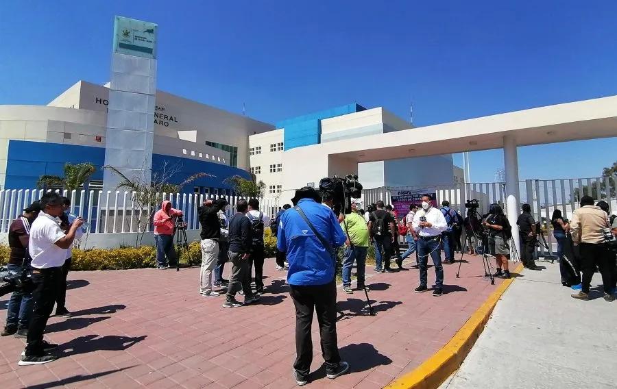 Medios en el Hospital General de Querétaro donde son atendidos los heridos