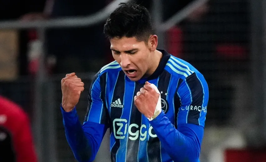 Edson Álvarez en un partido del Ajax