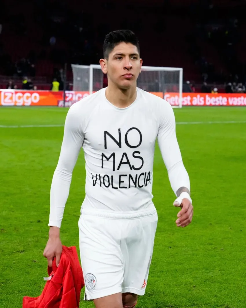 Edson Álvarez mostró una playera con el mensaje 'No más violencia'