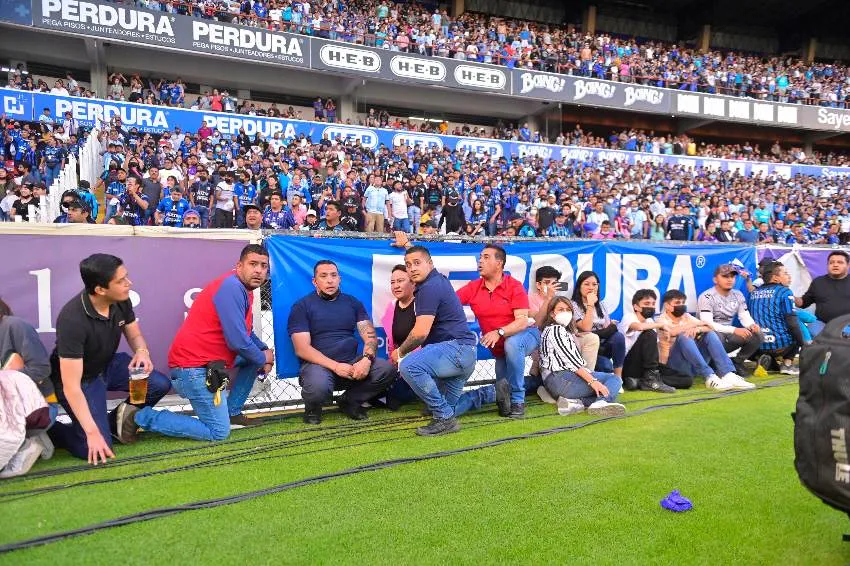 Fanáticos resguardados tras los pleitos