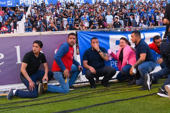 Aficionados se resguardan tras riña entre porras