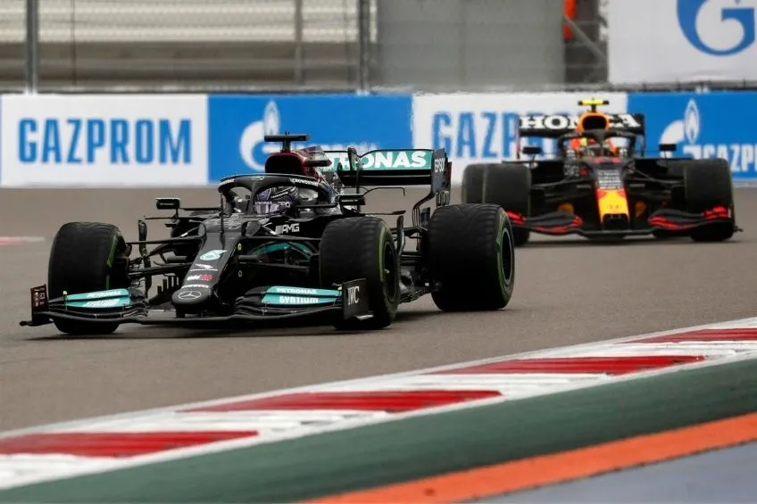 Hamilton y Checo Pérez durante las pruebas de pretemporada