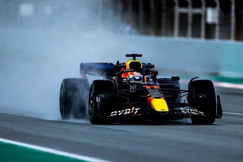 Checo Pérez durante las pruebas de pretemporada