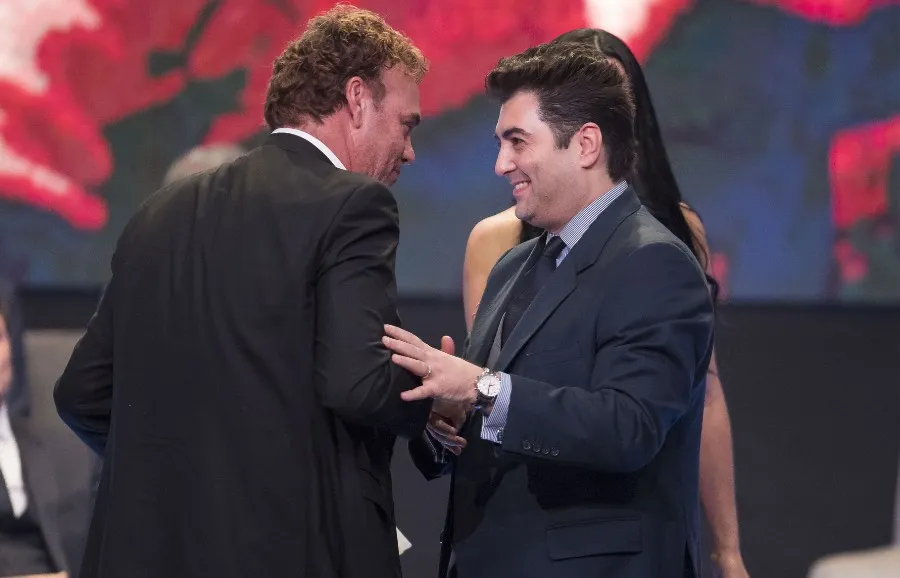 MEXSPORT David Faitelson con Andrés Boy, hijo del Jefe en la ceremonia del Salón de la Fama