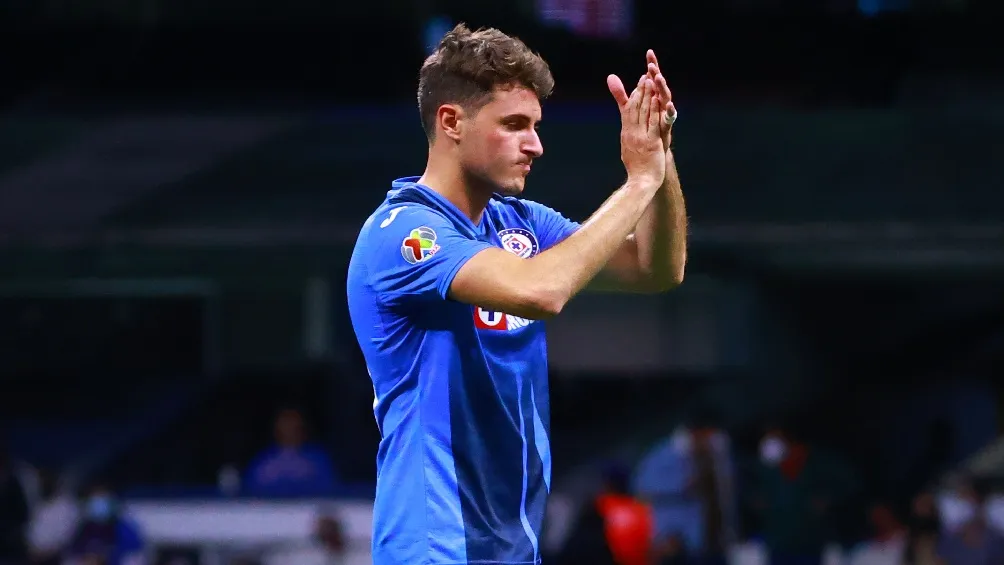 Santiago Giménez jugando partido de la Liga MX con Cruz Azul