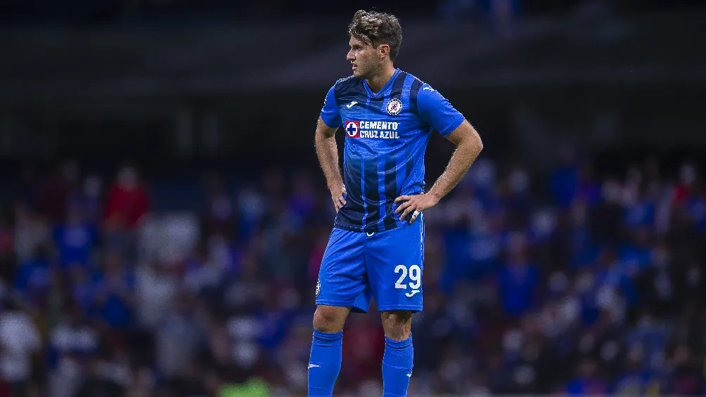 Santiago Giménez jugando partido de la Liga MX con Cruz Azul