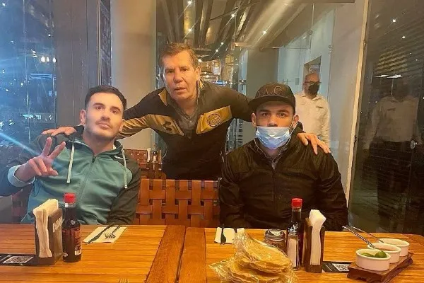 INSTAGRAM @omarchavezzbu Julio César Chávez junto a sus hijos