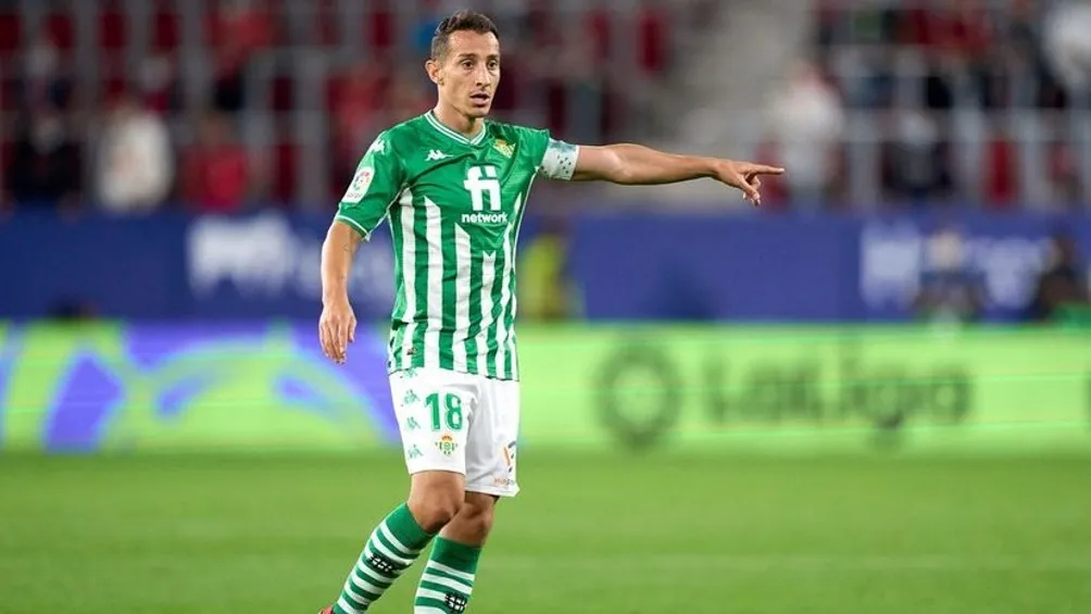 Andrés Guardado jugando partido de LaLiga con Betis
