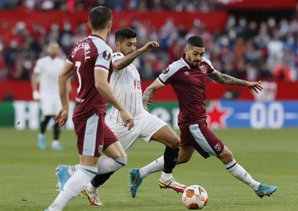 'Tecatito' Corona durante partido ante West Ham