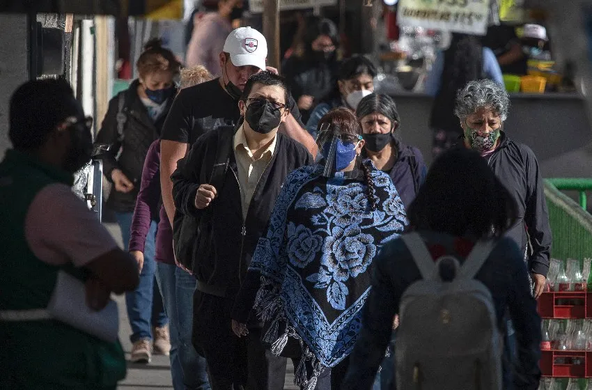 EFE Personas con cubrebocas en el Zócalo
