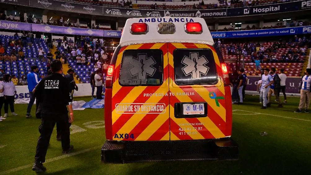 Parte médico atendiendo a personas lesionadas en el Estadio Corregidora