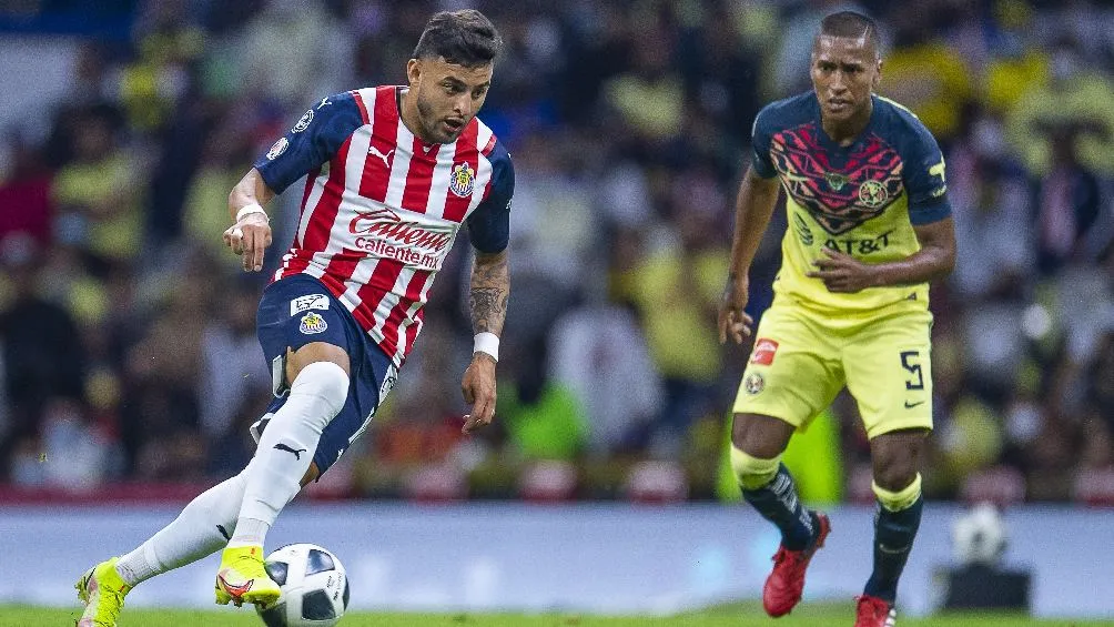 Alexis Vega jugando el Clásico Nacional con Chivas en la Liga MX