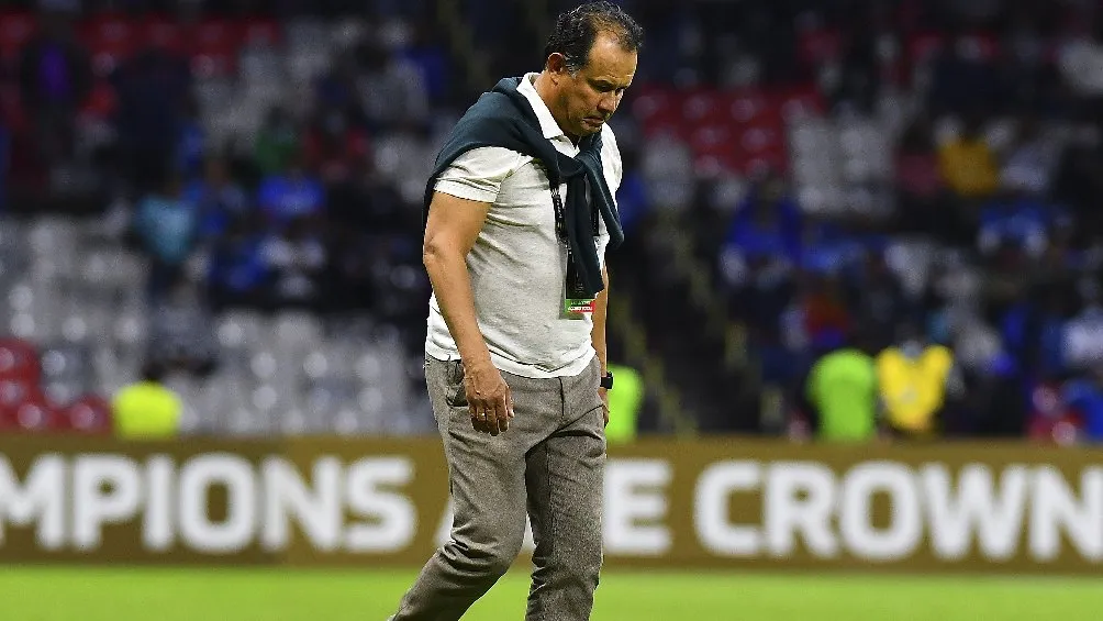 Juan Reynoso dirigiendo partido de Cruz Azul en la Concachampions
