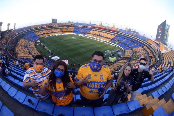 Aficionados posan en el Universitario previo al Clásico Regio
