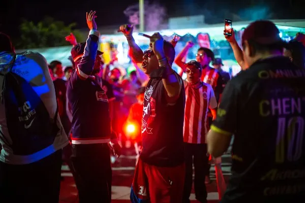 Afición de Chivas afuera del estadio Alfonso Lastras Ramírez