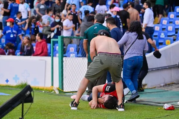 Aficionado de Atlas tirado en la cancha del Corregidora durante riña