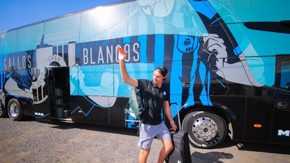 Toño Rodríguez llegando a La Corregidora para partido de Liga MX