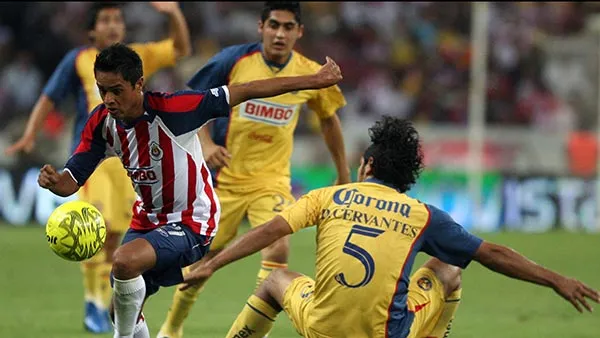 MEXSPORT Santana disputa el balón con Cervantes