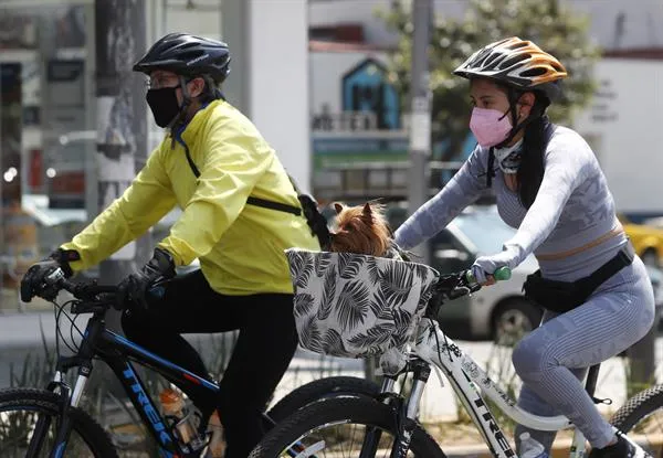 EFE Paseo en bicicleta con mascarillas en la Ciudad de México