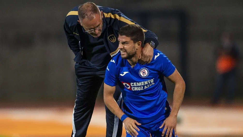 Andrés Lillini dirigiendo a Pumas en partido de Liga MX ante Cruz Azul