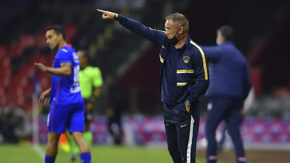 Andrés Lillini dirigiendo a Pumas en partido de Liga MX ante Cruz Azul