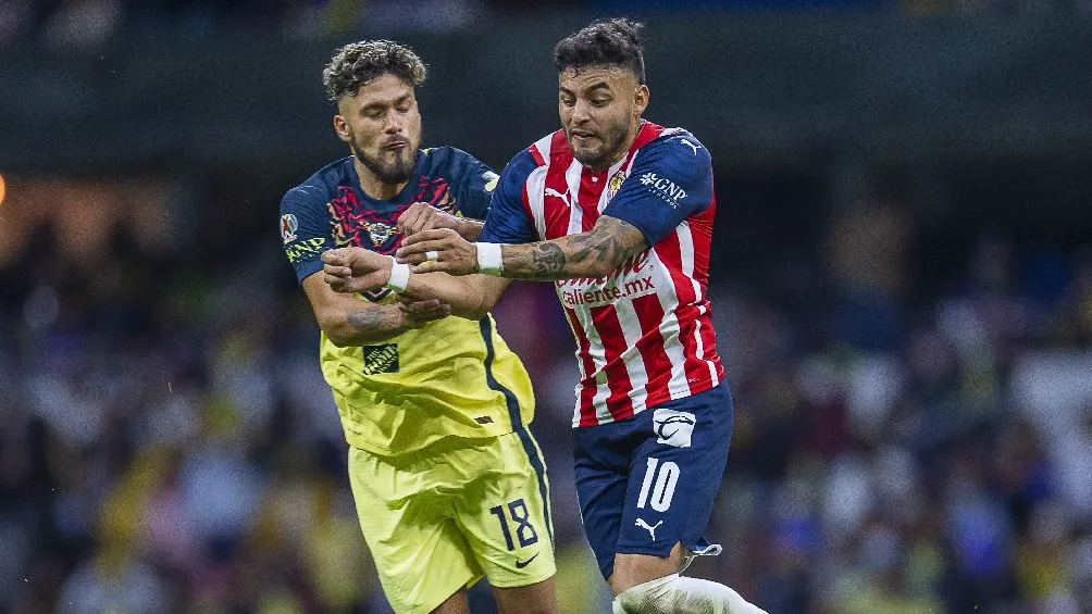 Bruno Valdez (América) vs Alexis Vega (Chivas) en partido de la Liga MX