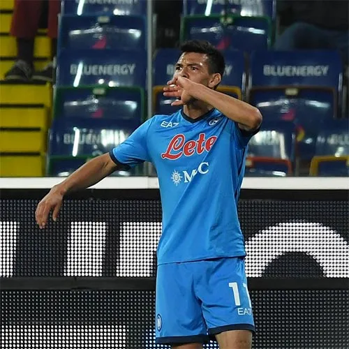 El mexicano en un partido con Napoli