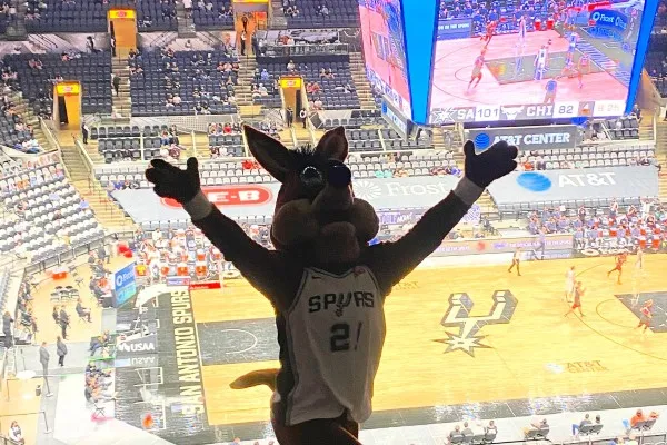 El Coyote durante partido de los Spurs