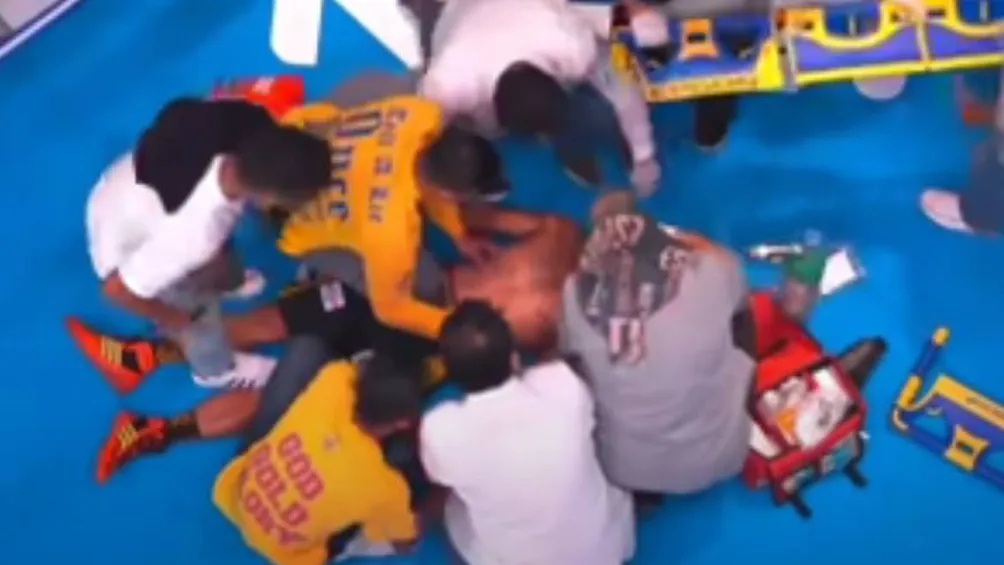 Hero Tito recibiendo atención médica tras KO de James Mokoginta