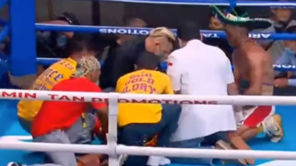 Hero Tito recibiendo atención médica tras KO de James Mokoginta