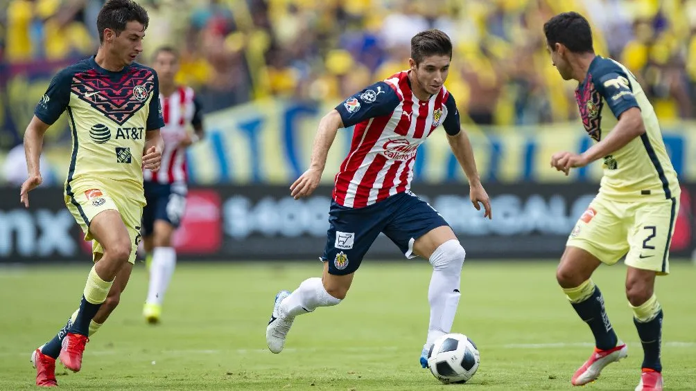 Isaac Brizuela jugando el Clásico Nacional en partido amistoso