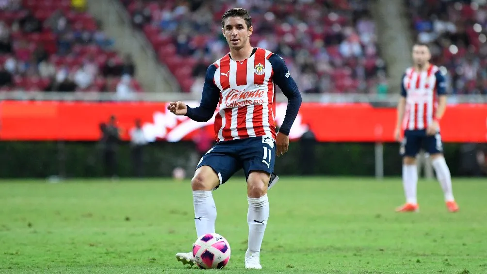 Isaac Brizuela jugando partido con las Chivas en la Liga MX
