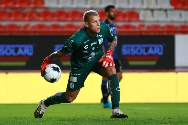 Washington Aguerre en acción frente a Necaxa