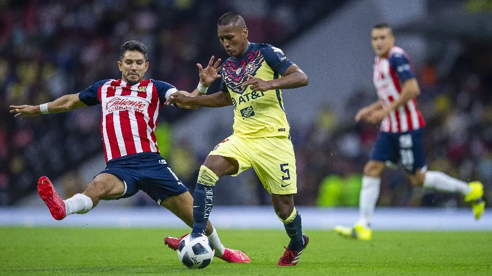 MEXSPORT Pedro Aquino jugando el Clásico Nacional ante Chivas en Liga MX