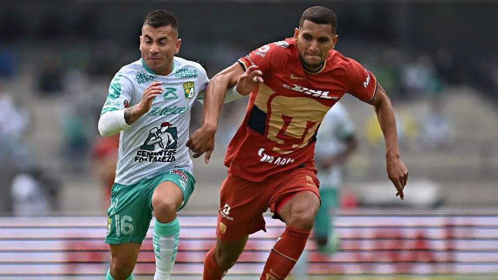 Jean Meneses (León) vs Higor Meritao (Pumas) en partido de la Liga MX