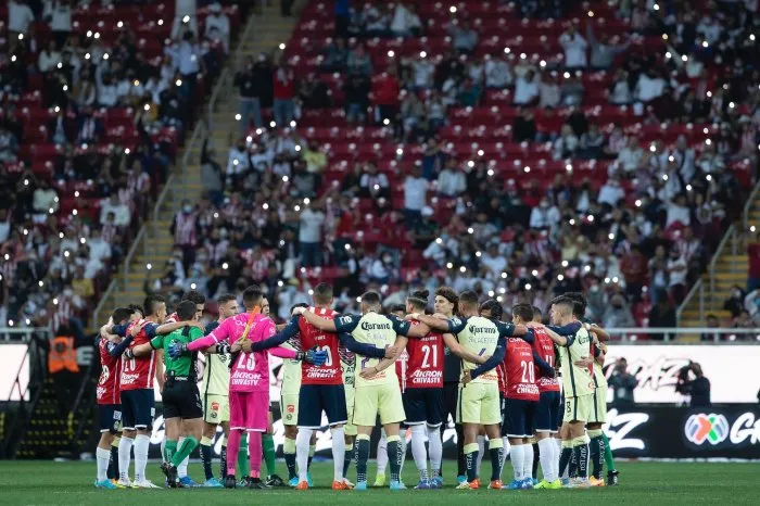 Jugadores se abrazan al centro del campo