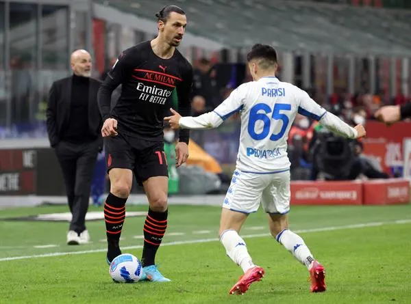 Zlatan del Milan vs Parisi del Empoli en acción