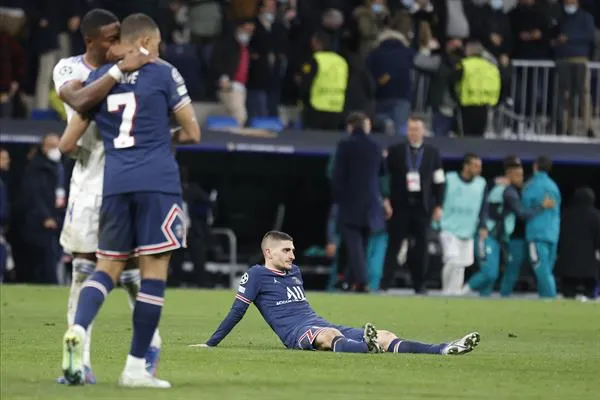 Jugadores del PSG reaccionan tras ser eliminados por el Real Madrid en Champions