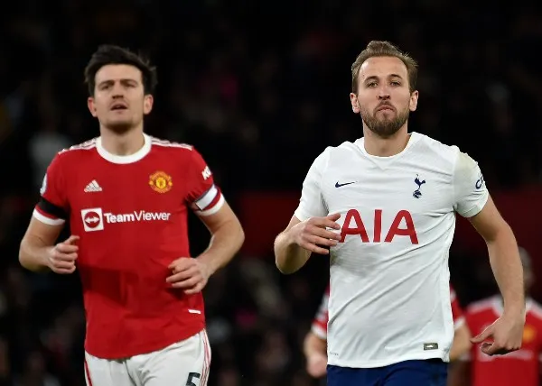 AP Harry Maguire del United detrás de Harry Kane del Tottenham