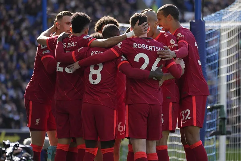 Jugadores del Liverpool festejan una anotación